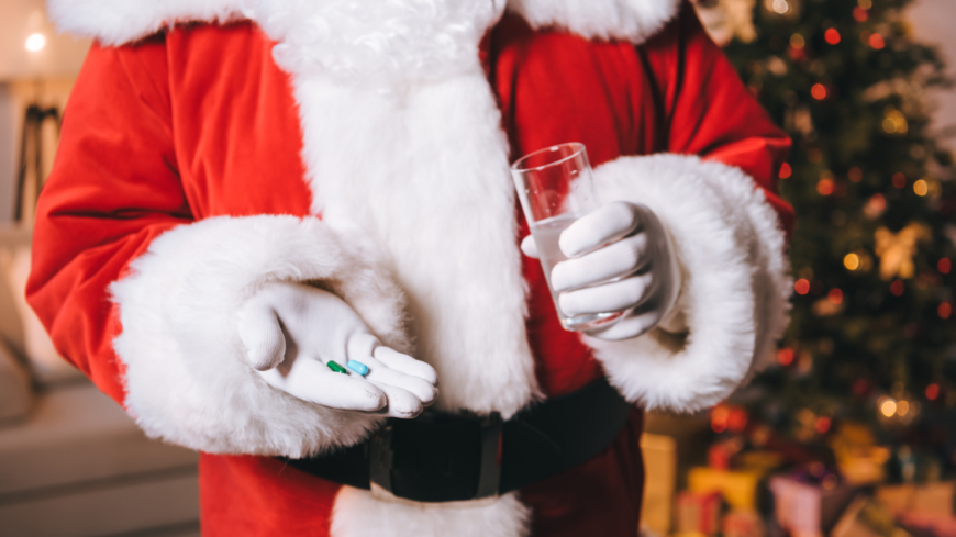 Många tänker inte på att det kan vara olämpligt att dricka alkohol eller äta mycket fet julmat med sina läkemedel menar Fredrik Hed, apotekare. Foto: Shutterstock